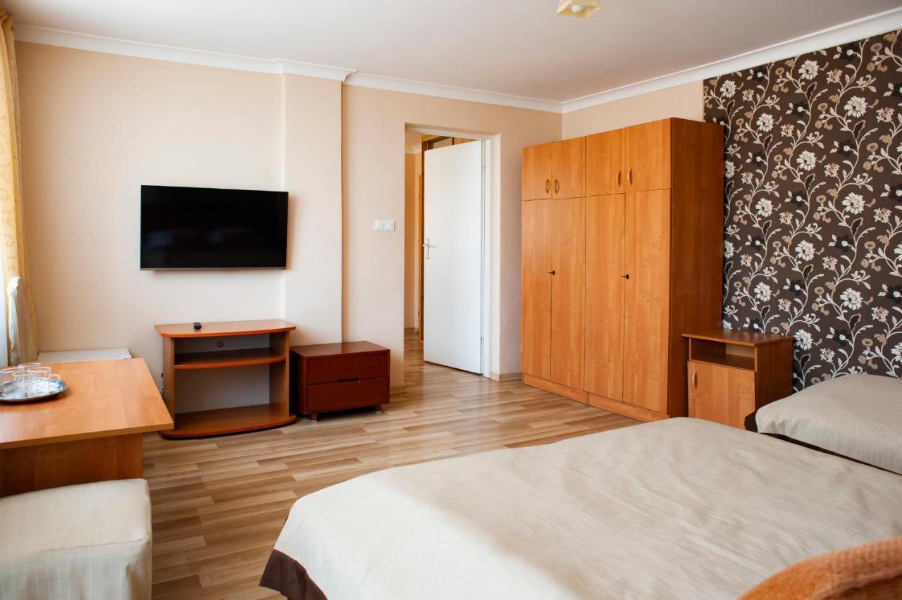 Hotel Livia Wolomin Exterior photo